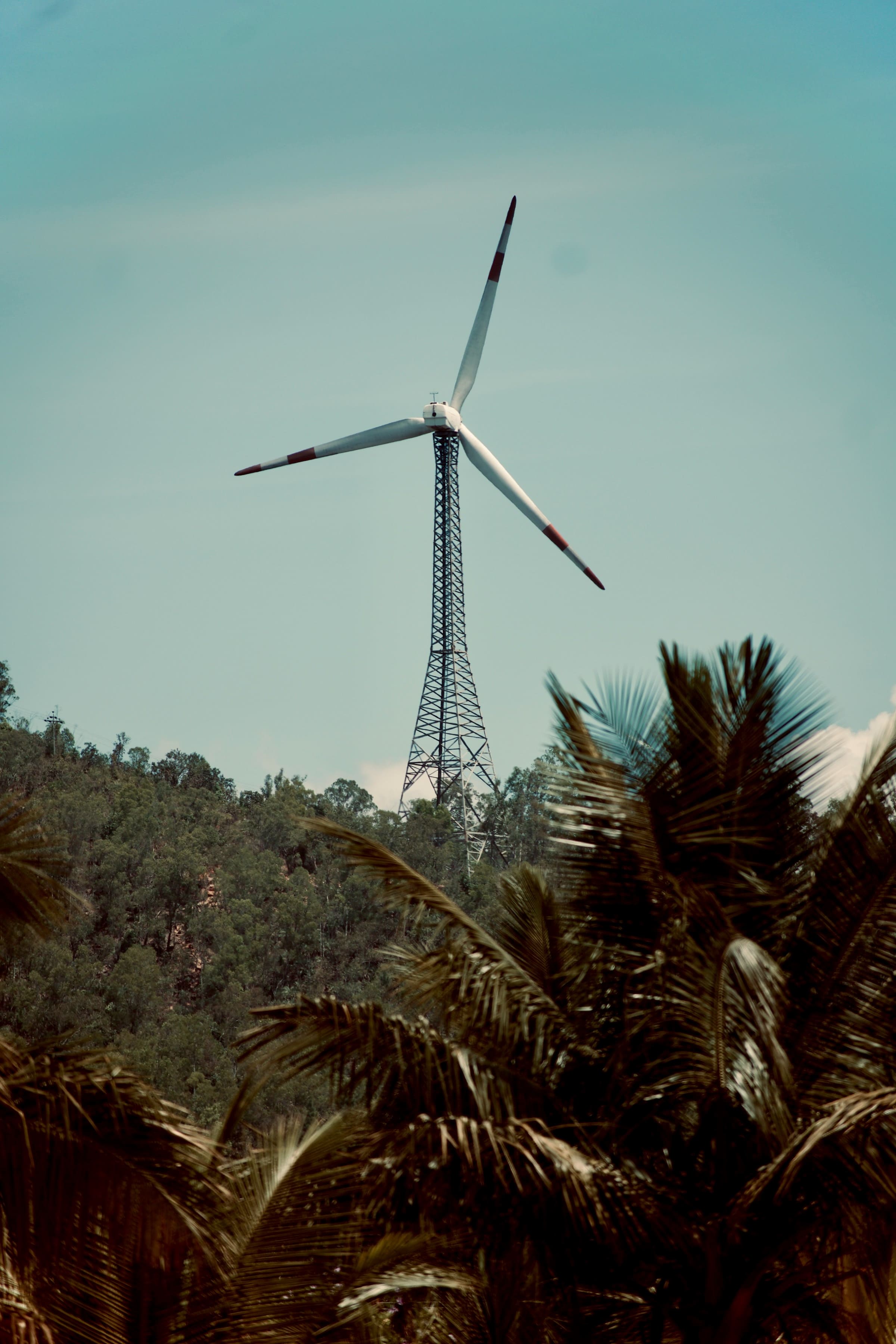 Non-fossil fuel energy capacity โ 500 GW by 2030